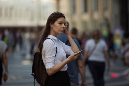 人群中回头照片图片