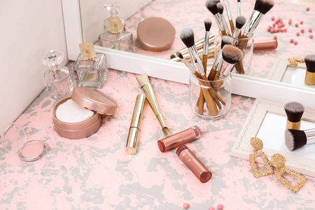 化妆台上有刷子的化妆品照片