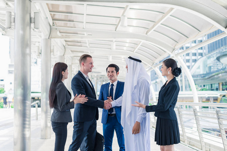 多元文化的商人,非洲人,高加索人和亚洲人.照片