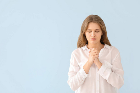 虔诚的祈祷唯美图片