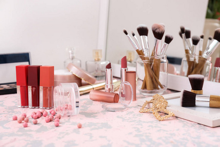 化妆台上有刷子的化妆品照片