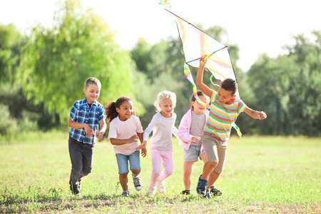 一群快乐的孩子在公园里放风筝图片