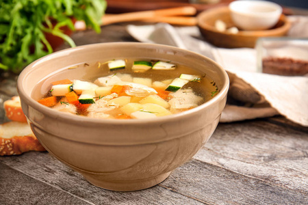 木桌上的一碗清汤照片