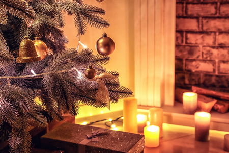 室内装饰精美的圣诞树图片