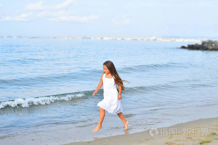 赤脚女孩在沙滩上奔跑海滩夏天海上周末
