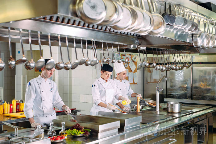 现代厨房厨师们在餐馆的厨房里做饭