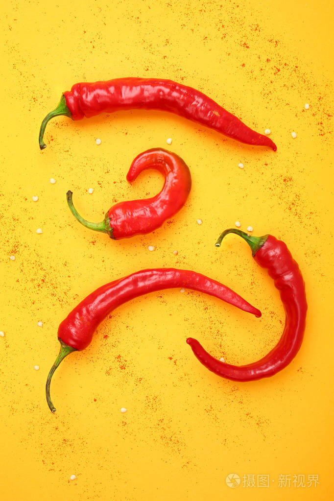彩色背景红辣椒