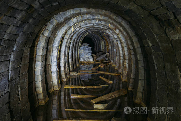 黑暗恐怖肮脏淹没废弃矿井隧道