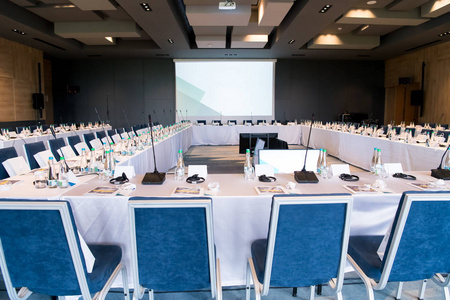 大型现代化会议室室内现代建筑的蓝色色调与大型商务会议中心人们坐在