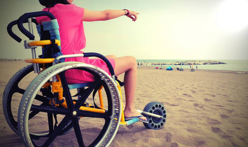 轮椅小女孩图片