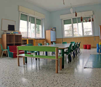 幼儿园班级的绿色椅子和矮桌子图片
