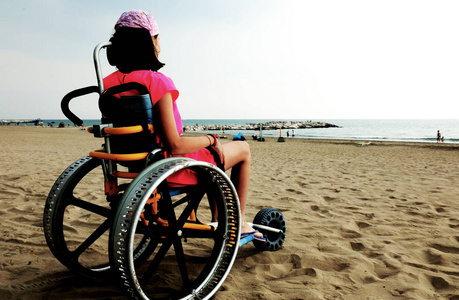 特效轮椅上的小女孩图片