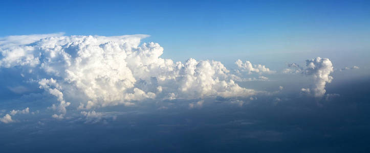 厚厚的云层在蓝天上蓄积,天气概念以全景形式呈现,复制空间照片