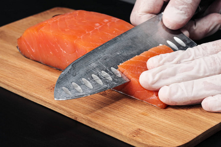 日本切三文鱼的厨师图片