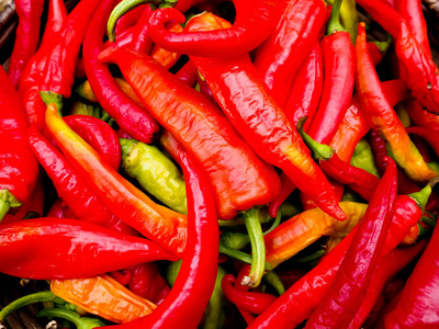 街市上堆着一堆成熟的大红辣椒,红辣椒,青辣椒,秋收了照片