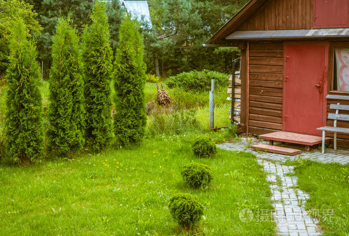 草坪上的旧木屋