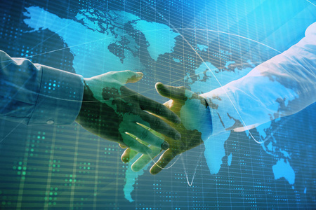 社会摇两位商人握手,在抽象背景下多次曝光世界地图.国际商务概念照片