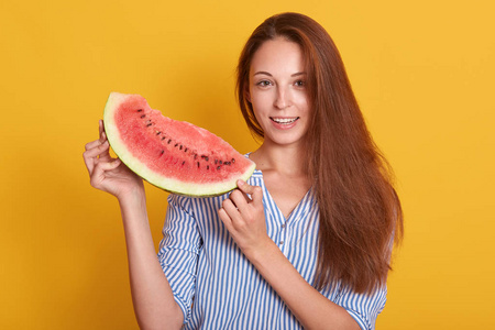 美女吃水果照片图片