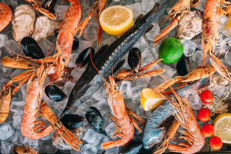 冰上海鲜.螃蟹,鲟鱼,贝类,虾,雷帕纳,剑鱼,白冰.照片