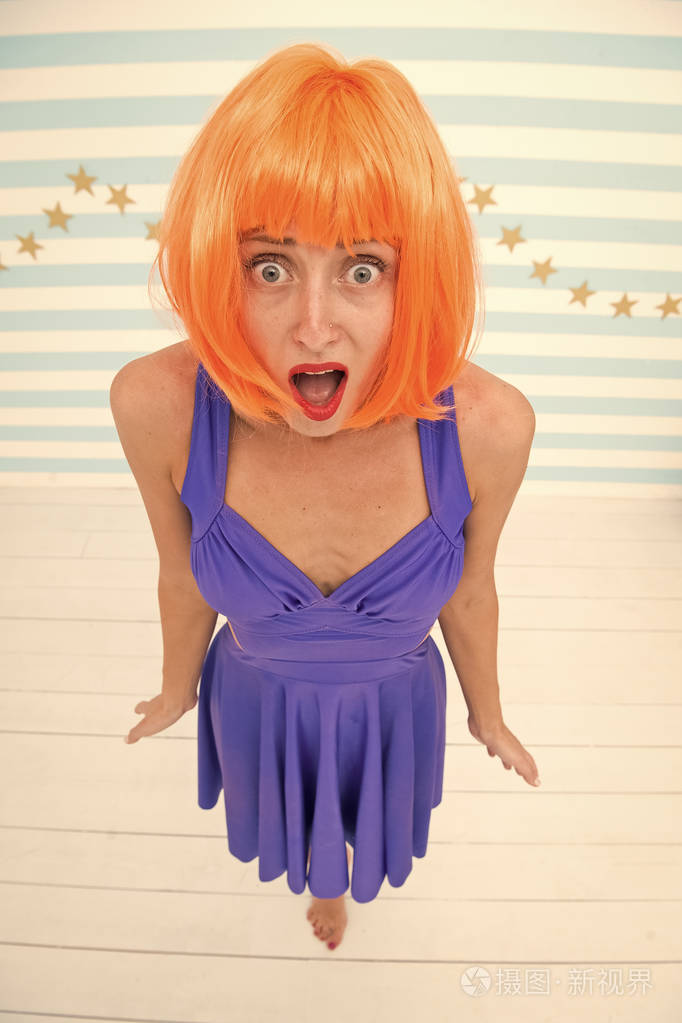 一个疯狂的女人这真的很酷我喜欢橙色头发的漂亮女人张大嘴巴的女人