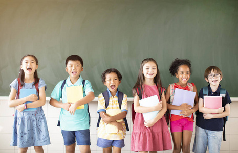 快乐的学生站在教室里在一起图片