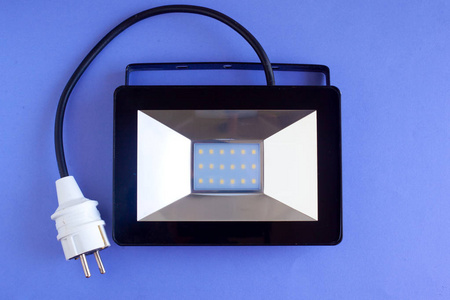 led路灯,蓝色背景的电灯照片