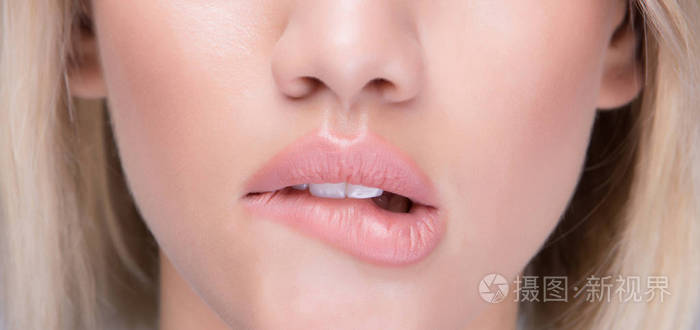 调情的性感女孩咬着她多汁的嘴唇