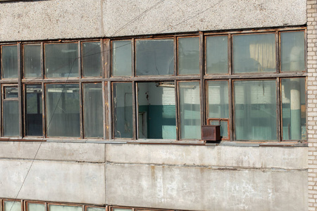 车间大厅的大窗户废弃了厂房.照片