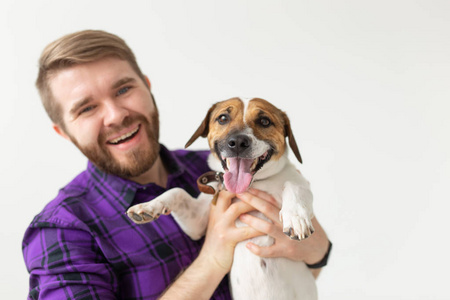 男人抱着狗图片