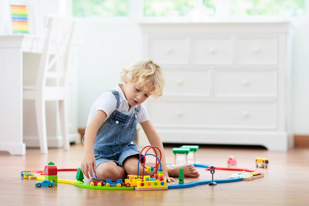 木制的隧道孩子们玩木制铁路.带玩具火车的孩子.照片