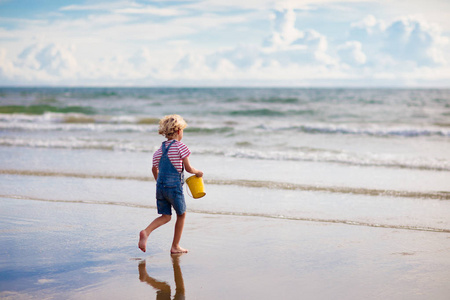 水海沙沙滩孩子玩具孩子们在热带海滩上玩耍.沙滩和水玩具.照片