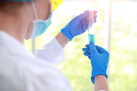 以科学研究为背景,用仪器和实验室玻璃器皿盛装化学液体和检验结果的