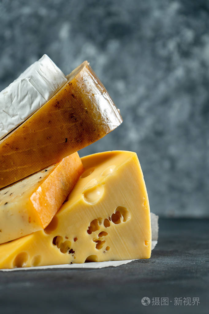 卡门伯特,加香料的奶酪,荷兰奶酪.奶酪店的海报很棒.食物背景.软聚焦