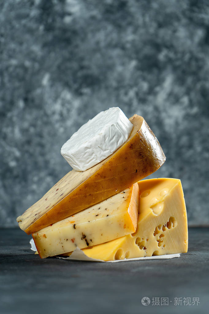 卡门伯特,加香料的奶酪,荷兰奶酪.奶酪店的海报很棒.食物背景.软聚焦