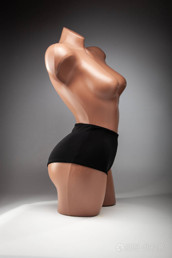 穿上女性人体模特的衣服时髦的海洋泳装