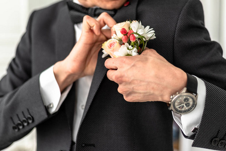 夹克和婚礼花束新郎穿着白色衬衫,领带,黑色或深灰色和服装的新郎.