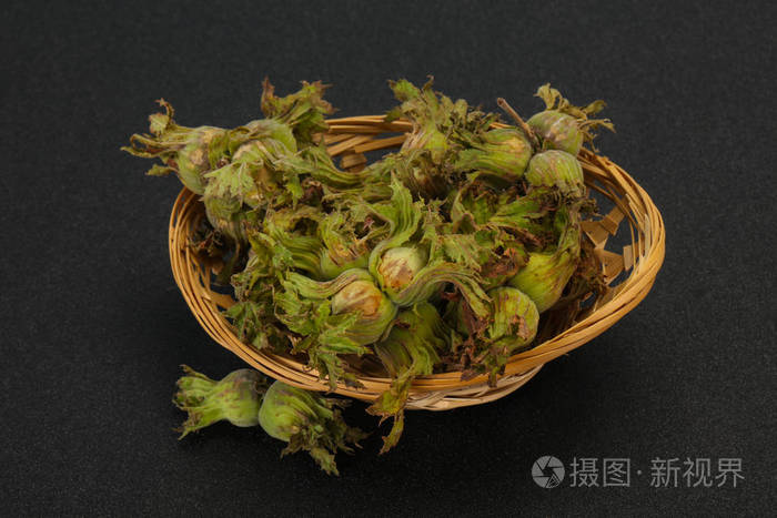 篮子里的榛子
