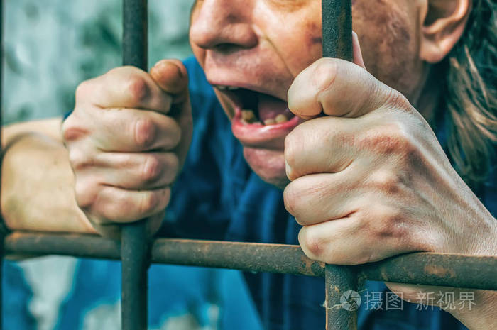 一个戴着手铐的沮丧的人一个沮丧的被捕男性罪犯被判入狱喊叫休息哭泣