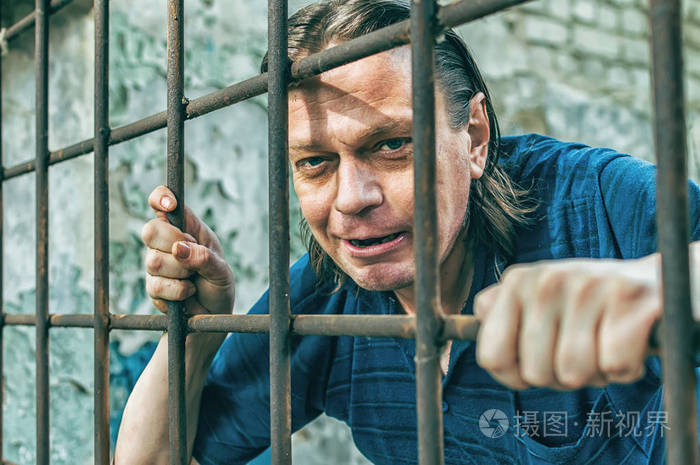 一个戴着手铐的沮丧的人一个沮丧的被捕男性罪犯被判入狱喊叫休息哭泣