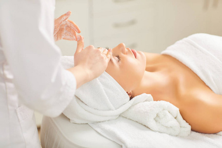 额头按摩图片-额头按摩素材-额头按摩插画-摄图新视界