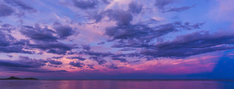 海滩上日落后五彩缤纷的天空图片