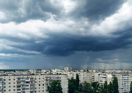 阴天的房屋乌云密布的房屋,城市里的坏天气照片