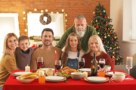 快乐的一家人在家庆祝圣诞节图片