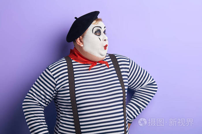 哑剧演员在舞台上表演