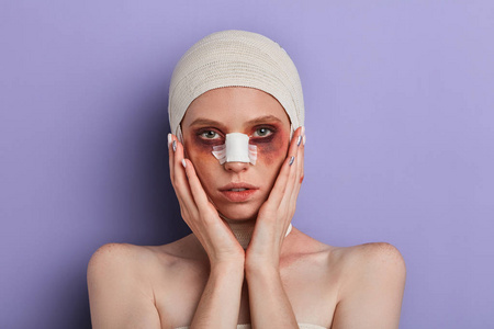 绝望的女孩,脸上缠着绷带,黑眼睛看着镜头照片