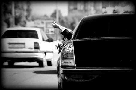 伸出窗外婚礼的车窗外伸出两只手.黑白照片照片