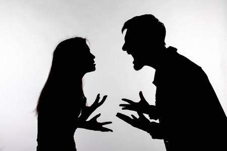 关系困难,冲突和虐待概念-男人和女人面对面尖叫,大声叫喊对方的争议