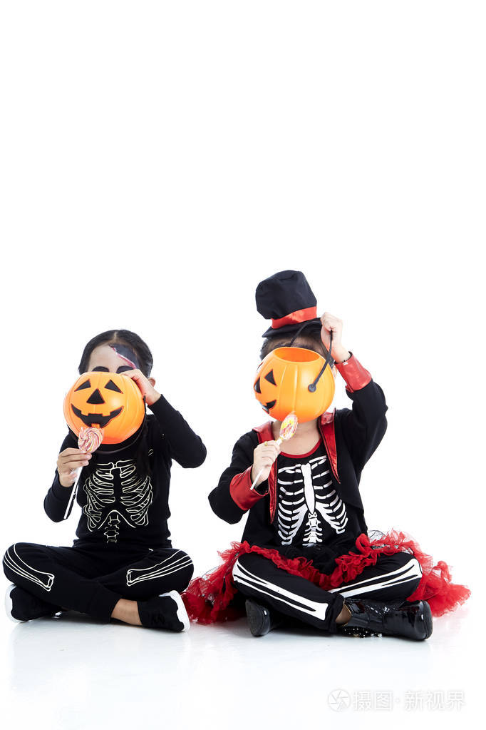 孩子们在白色背景上不给糖就捣蛋