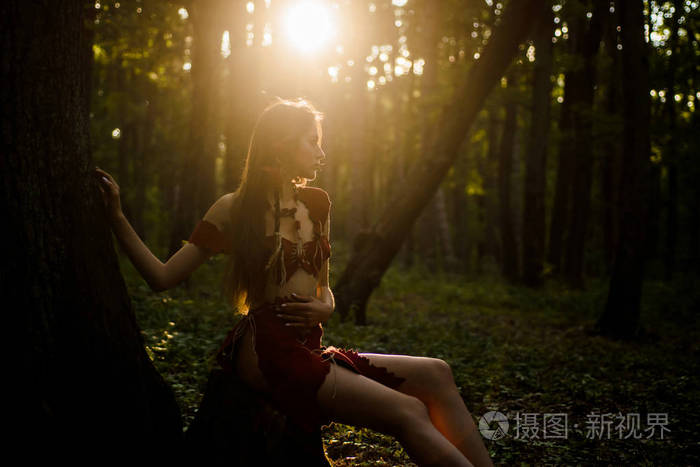 生活在大自然中的野生生物性感的女孩野生人类原始森林