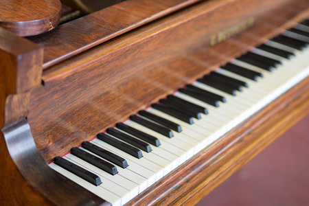 暮年古稀的古稀木钢琴侧视图照片